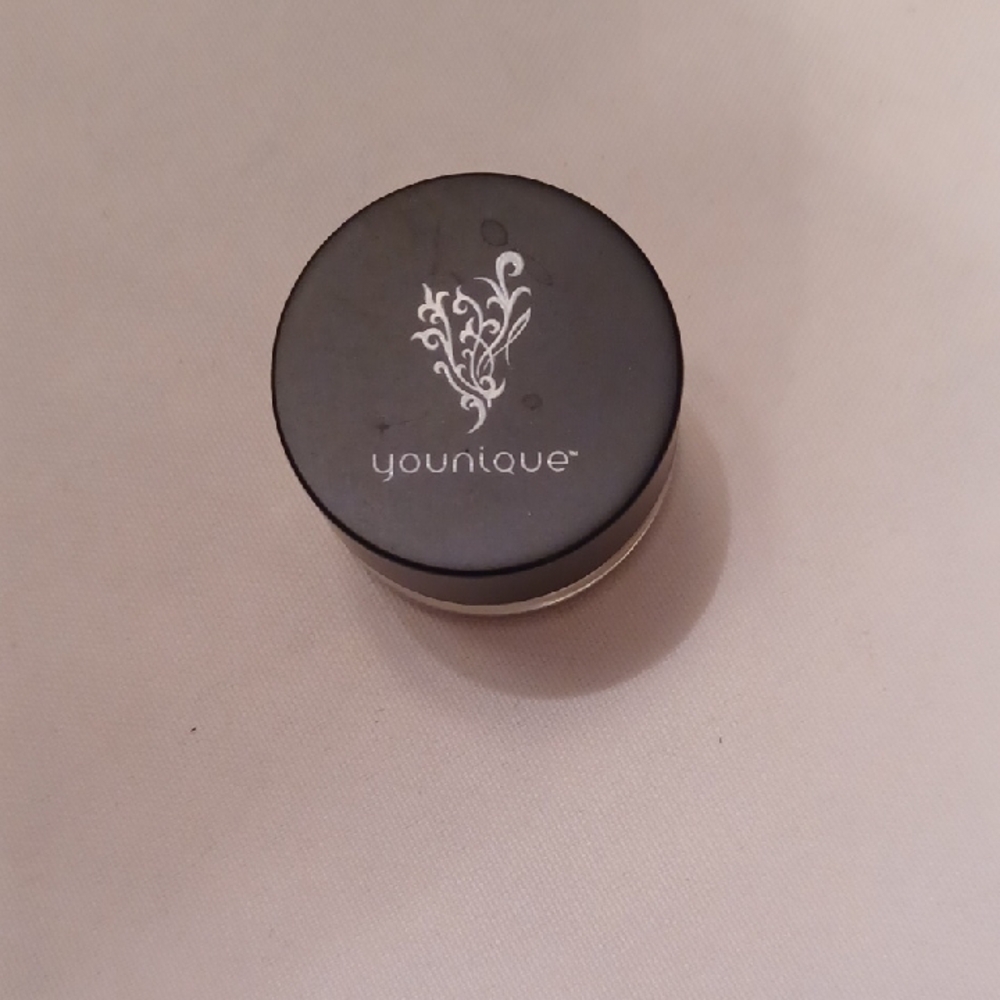 Younique Lip Sparkle.. In 12M